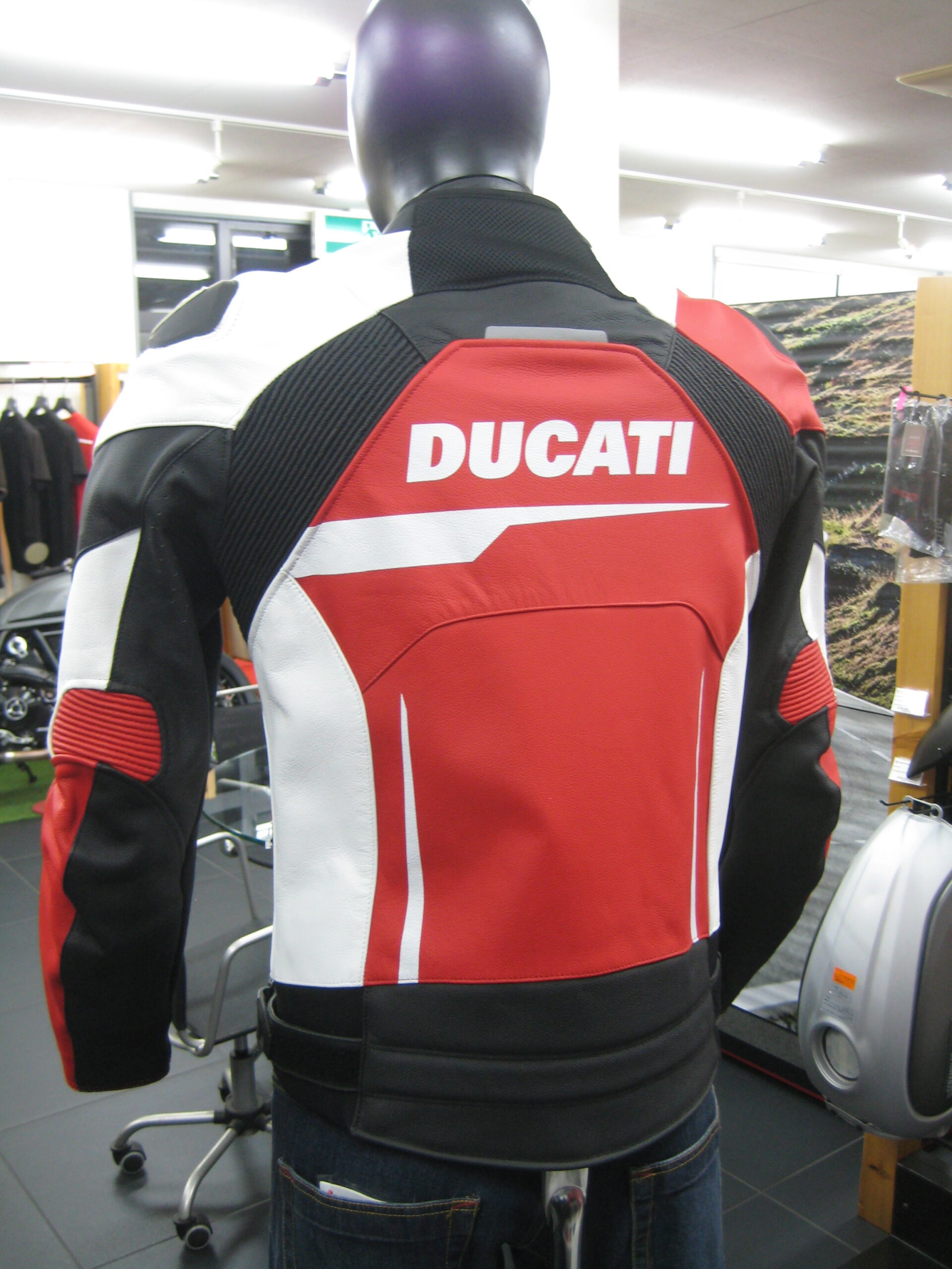 ドゥカティ　アルパインスターズ製　ライダースジャケット何度もコメントすみません